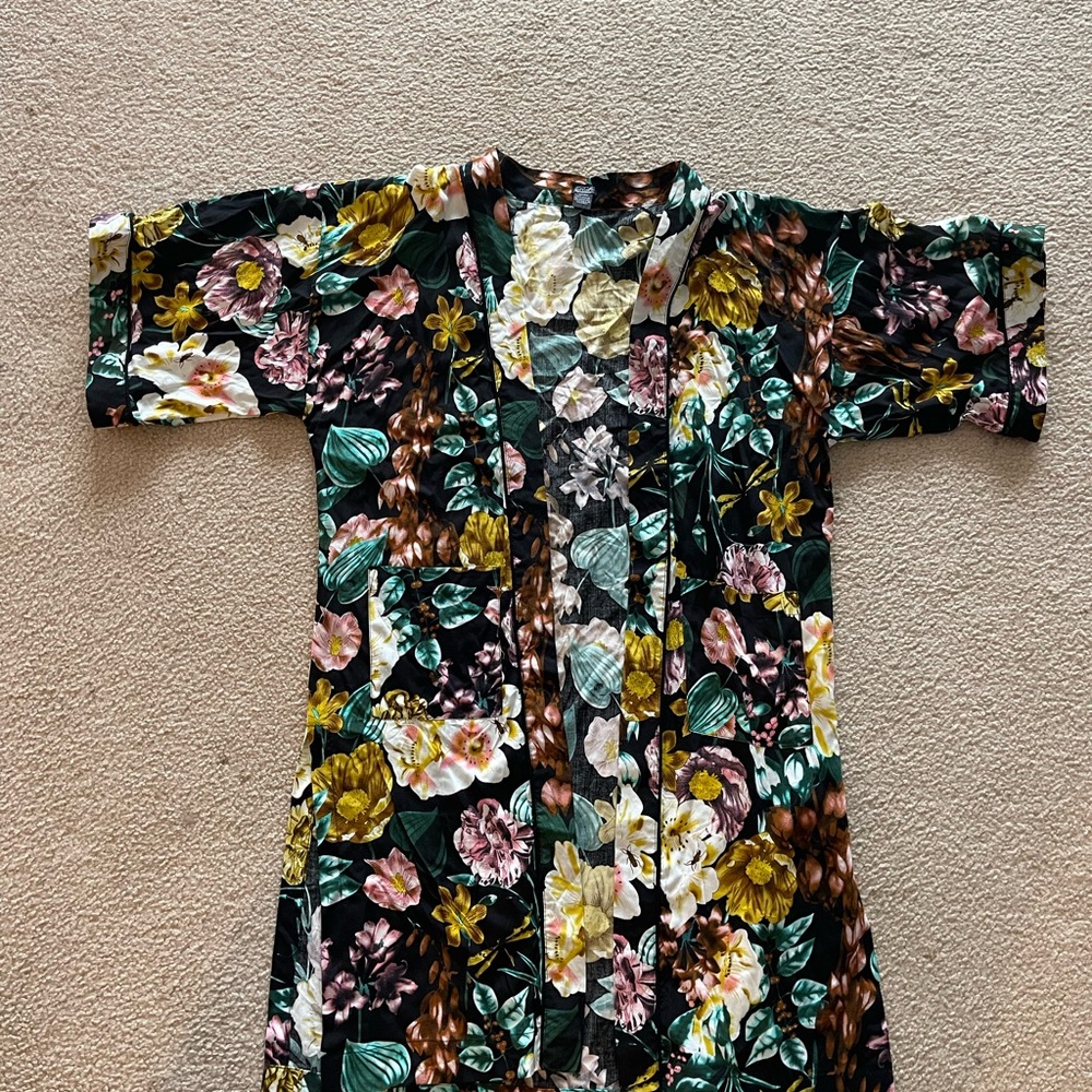 Floral Print kimono with pockets.